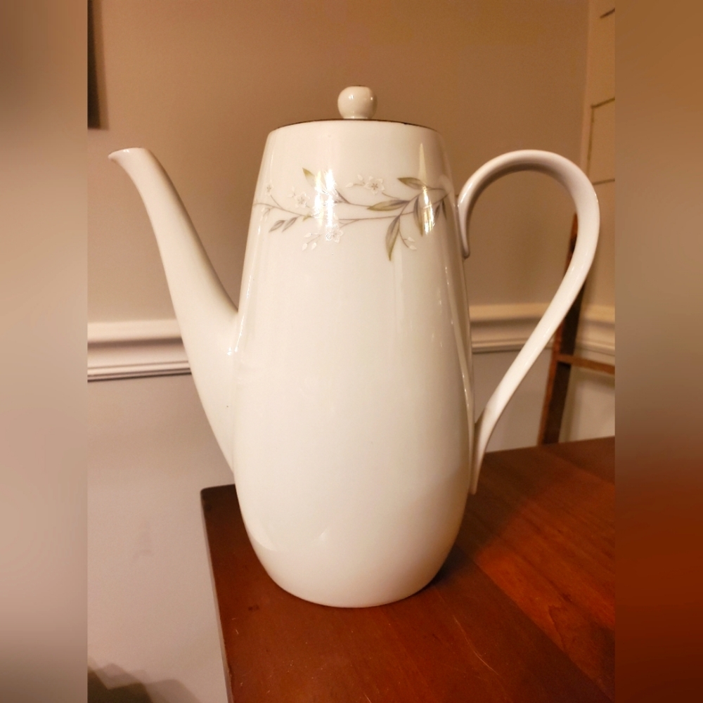 St Regis 101 Fine China Coffee server with lid